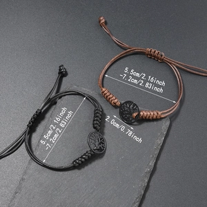 Detailansicht der handgeflochtenen Lebensbaum-Armbänder mit Größenangaben in Zoll