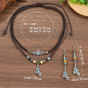 Vue détaillée des dimensions du collier en cuir bohème et des boucles d'oreilles plume