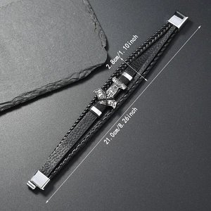 Détail du bracelet multicouche en cuir noir avec marteau de Thor et dimensions précises