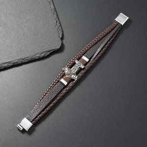 Détail du bracelet en cuir multicouche vintage avec pendentif marteau de Thor Mjölnir