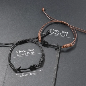 Detail verstellbarer geflochtener Kordelarmbänder mit schwarzem Pfeilanhänger und Maßangaben