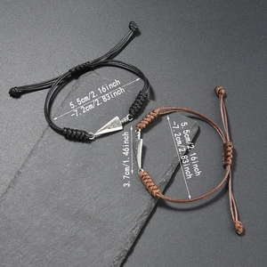 Verstellbares gewebtes Kordelarmband-Set mit Pfeilanhänger und Größenangaben