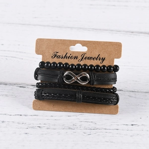 Dettaglio del set di quattro bracciali in pelle nera con simbolo dell'infinito argento