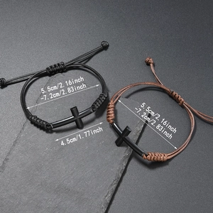 Detailansicht der verstellbaren schwarzen und braunen geflochtenen Armbänder mit Kreuz