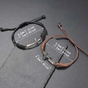 Detailansicht verstellbarer geflochtener Armbänder mit Vintage-Kreuzanhängern und Maßen