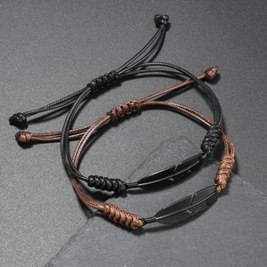 Detail handgewebter Kordelarmbänder mit mattschwarzen Metallfedern und Schiebeknoten