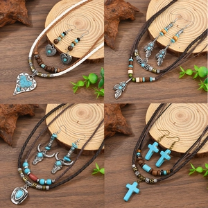 Ensemble bijoux bohèmes avec perles turquoise, crâne de buffle et pendentifs en coeur