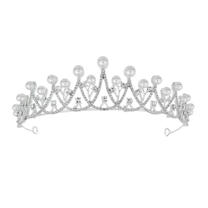 Elegante corona plateada con perlas blancas y pedrería para bodas y fiestas de gala