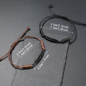 Detail von verstellbaren, handgewebten Wachsseil-Armbändern mit Metall-Federanhängern