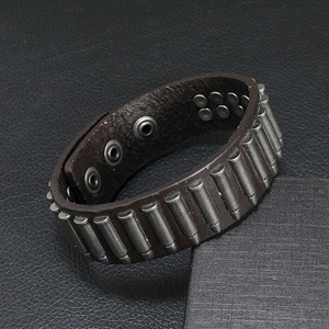 Bracelet punk pour hommes en cuir large avec des rivets en métal et fermoirs à pression