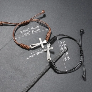 Detail eines verstellbaren geflochtenen Armbands mit poliertem Silberkreuz auf Stein