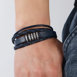 Détail d'un bracelet multicouche en cuir pour homme avec fermoir magnétique en métal