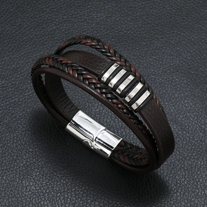 Bracelet multicouche en cuir tressé pour homme avec fermoir magnétique et détails en métal