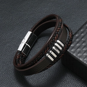 Gros plan d'un bracelet en cuir multicouche avec fermoir magnétique en métal argenté