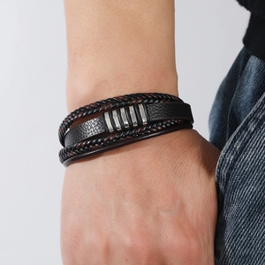 Bracelet multicouche en cuir tressé pour homme avec fermoir magnétique porté au poignet