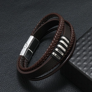 Gros plan d'un bracelet en cuir tressé pour homme avec fermoir magnétique et anneaux