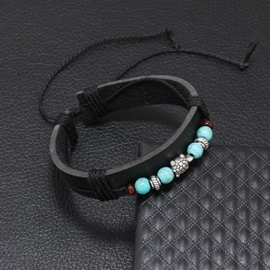 Bracciale multistrato in pelle con ciondolo a tartaruga e perline in turchese
