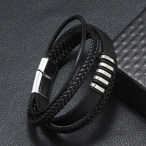 Détail d'un bracelet multicouche en cuir pour homme avec fermoir magnétique argenté poli