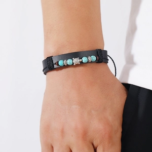 Dettaglio del bracciale multistrato in pelle PU con tartaruga argentata e perle turchesi