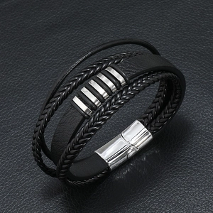 Gros plan d'un bracelet multicouche en cuir tressé noir pour homme avec fermoir magnétique