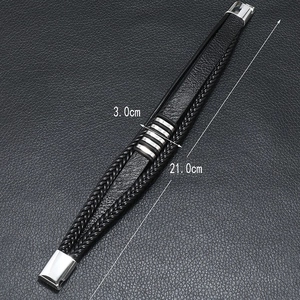 Détail macro du bracelet en cuir tressé montrant largeur 3,0cm et longueur 21,0cm
