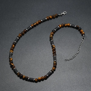 Collana di perline in occhio di tigre e pietra lavica con chiusura a moschettone da uomo