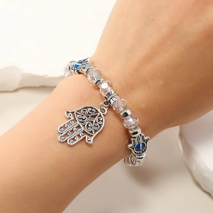 Detalle de la pulsera de cuentas Mano de Fátima con amuletos de ojo azul y cuentas de cristal