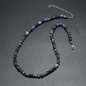 Collana bohémien da uomo con perle di sodalite blu, pietra lavica e distanziali d'argento