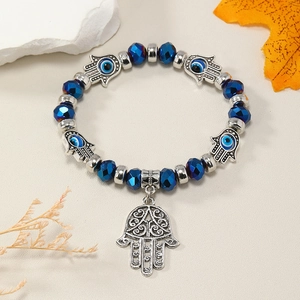 Detalle de pulsera de ojo turco con cuentas de cristal azul y colgantes de mano de Fátima