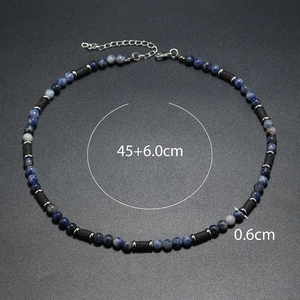 Dettaglio della collana di perle occhio di tigre con distanziatori in metallo e misure