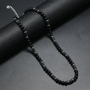 Dettaglio della collana di perline da uomo con occhio di tigre e perle nere opache