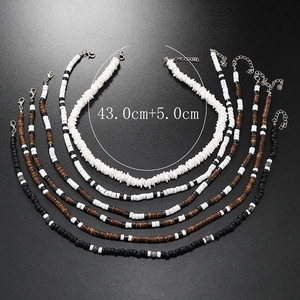 Détail du collier de perles en noix de coco naturelle avec fermoir mousqueton réglable