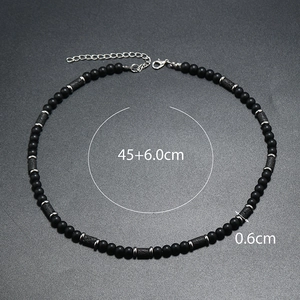 Dettaglio collana uomo con perle nere opache da 6mm e catena regolabile lunga 45cm
