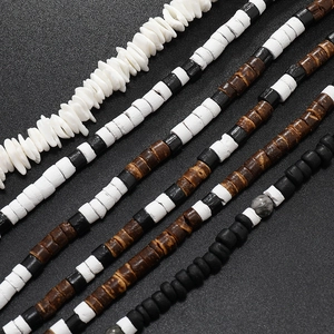 Vue détaillée de colliers bohèmes en perles de coquillage et bois de coco fait main