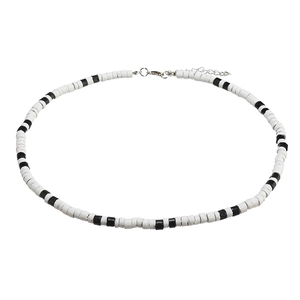 Détail de perles en coco noir et blanc avec fermoir mousqueton argenté et chaîne d'extension