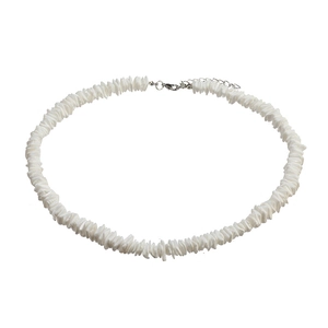 Détail du collier de perles de nacre blanche avec fermoir mousqueton et chaîne réglable