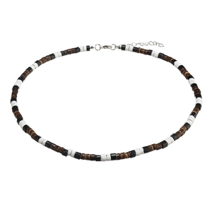 Détail du collier bohème en perles de coco avec fermoir mousqueton argenté et chaîne