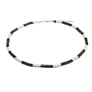 Détail du collier ethnique en perles de coco avec fermoir mousqueton en métal réglable