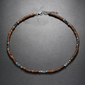 Dettaglio della collana in perle di cocco con pietra grigia striata e chiusura a moschettone
