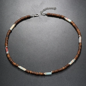 Dettaglio di perle in guscio di cocco con accenti di pietre blu su una collana surf