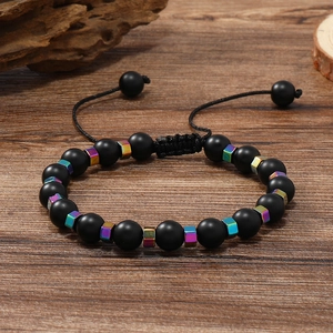Détail du bracelet surfeur réglable avec perles noires mates et cubes métalliques arc-en-ciel