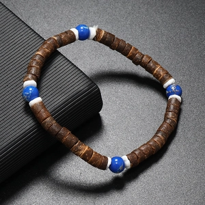 Détail d'un bracelet ethnique avec disques en noix de coco et perles de pierre bleue