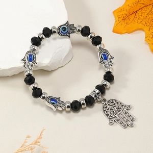 Pulsera de cuentas Mano de Fátima y Ojo Turco con piedras negras y dijes plateados