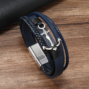 Détail macro du bracelet en cuir nautique avec ancre argentée et fermoir magnétique