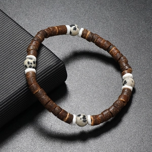 Macro de perles en noix de coco naturelles avec pierres tachetées sur fond noir texturé