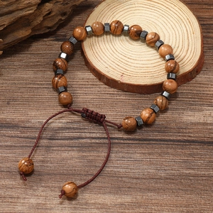 Détail du bracelet de surfeur en perles de bois fait main avec cordon tressé ajustable