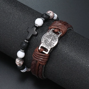 Vintage set van kralenarmband met kruis en gevlochten leer met Benedictus-medaille
