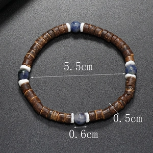 Gros plan d'un bracelet en noix de coco avec pierres bleues et perles d'espacement