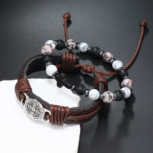 Detail van vintage kralenarmbandenset met kruishanger en St. Benedictus metalen medaille