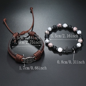 Detailweergave van vintage leren en kralenarmbanden met maatspecificaties in zwart